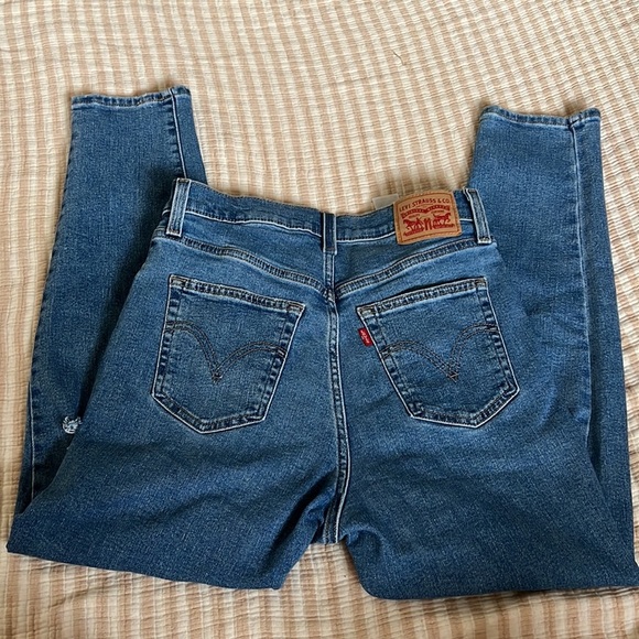 Levi’s “high waisted mom jean” size 28 - Picture 4 of 5